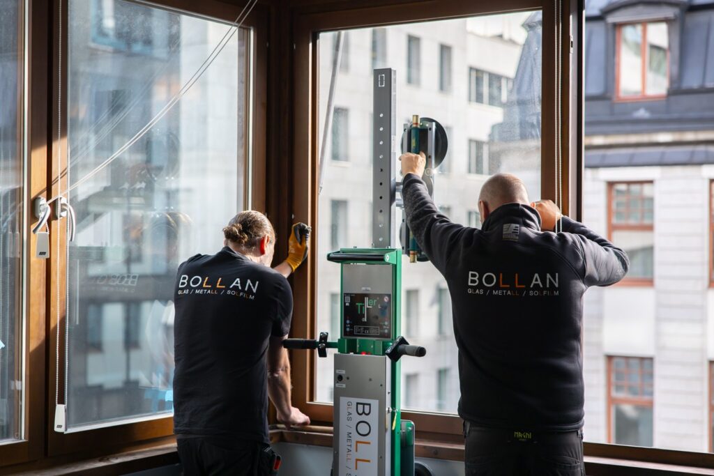 Bollans montörer installerar nytt fönsterglas i Stockholm.