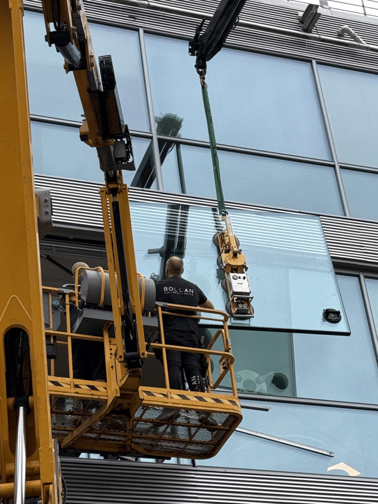 06-kv-farao-glas-lyft-detalj